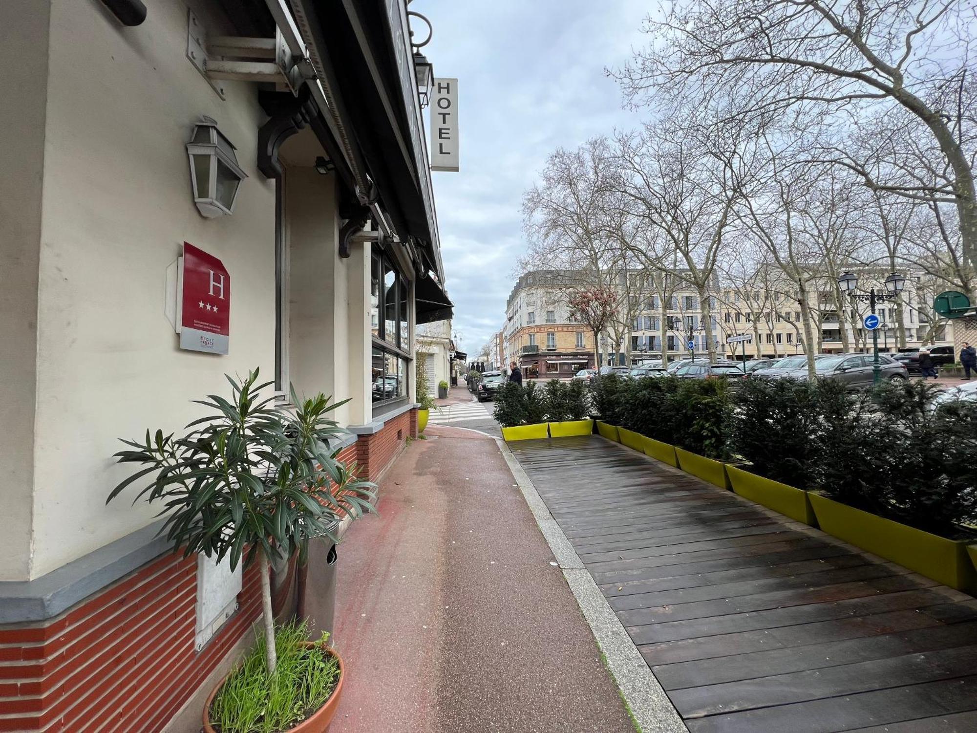 Hotel Paris Vesinet- Logis Hotel Restaurant Le Vésinet エクステリア 写真