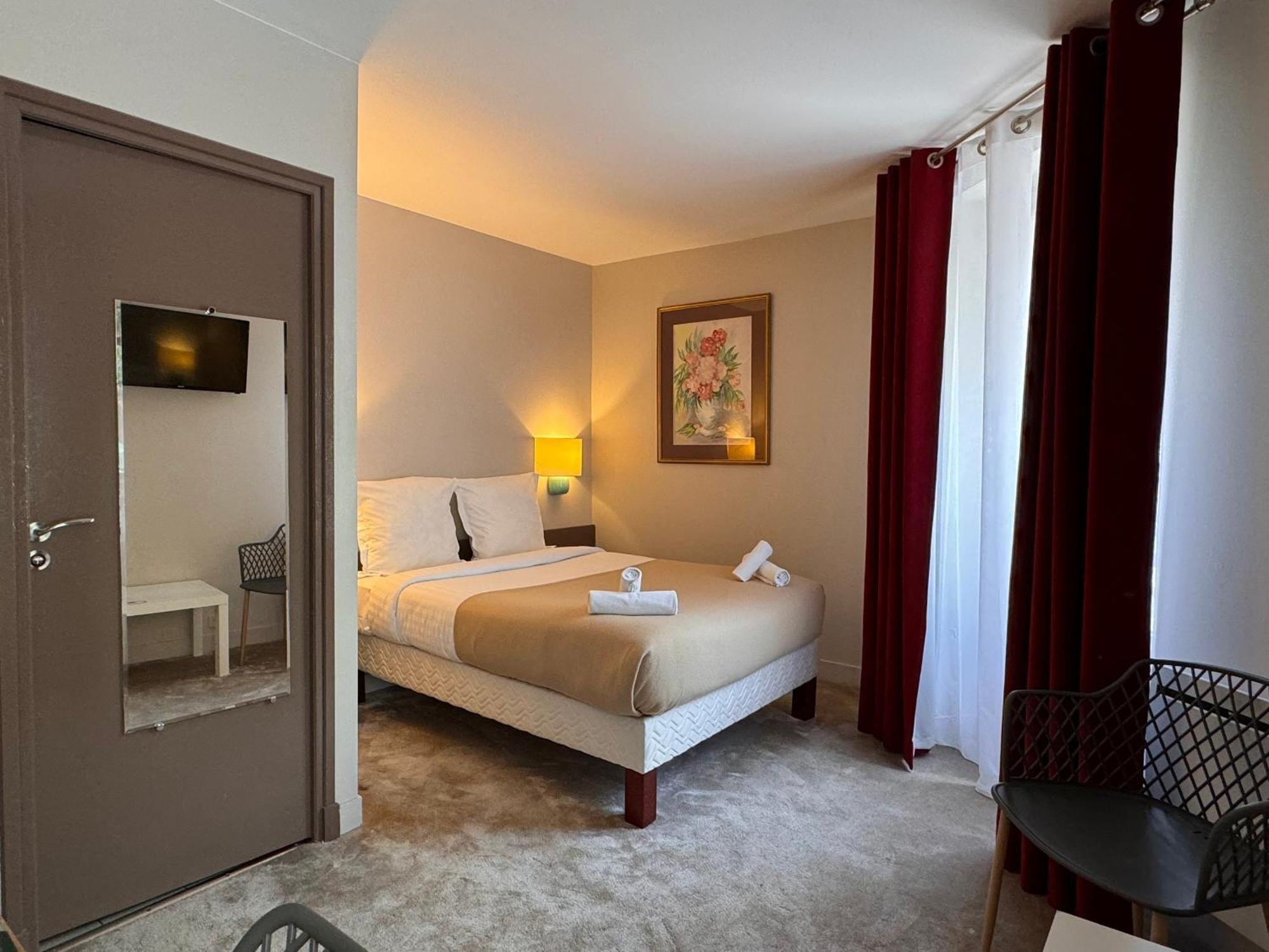 Hotel Paris Vesinet- Logis Hotel Restaurant Le Vésinet エクステリア 写真